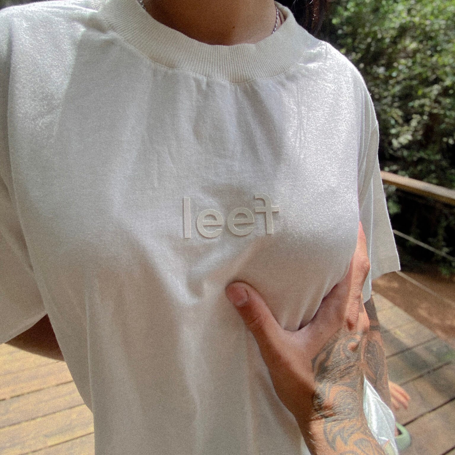 camiseta leef off white alto relevo