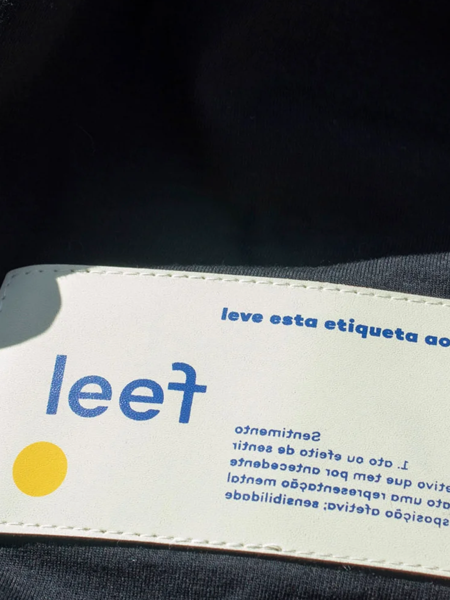 camiseta preta etiqueta