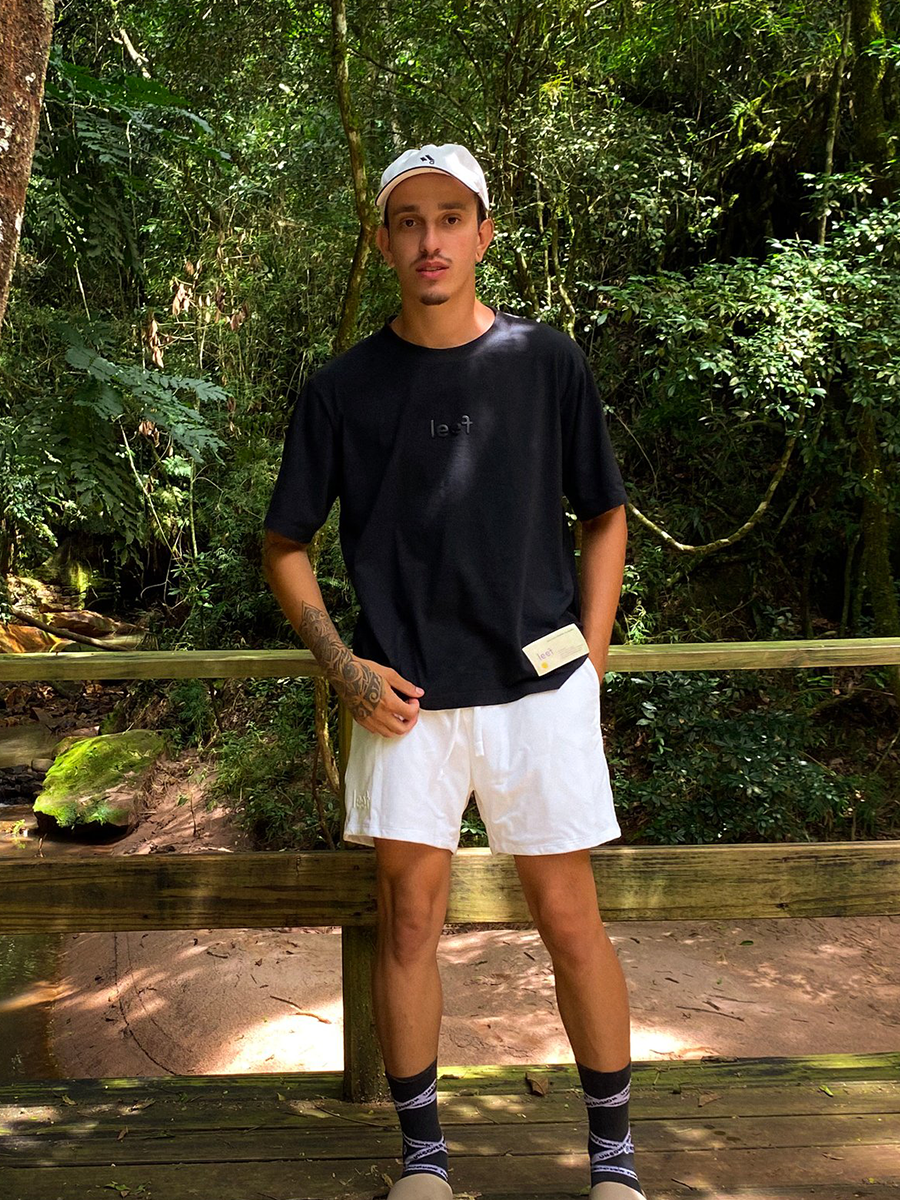 camiseta preta modelo 3